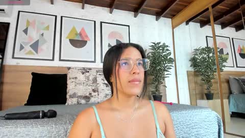 Snapshot of violetarossi1 chatting on October 24, 11:28 am violetarossi1 online show from October 24, 11:28 am