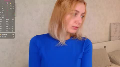 Snapshot of violetdelcourt chatting on October 17, 3:31 am Mia online show from October 17, 3:31 am