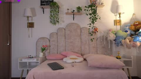 Snapshot of violeth___ chatting on March 31, 10:48 am violeth___ online show from March 31, 10:48 am