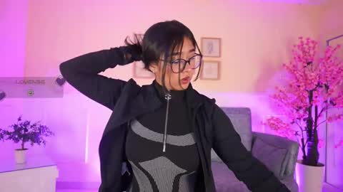violetjonesx online show from May 7, 11:37 am