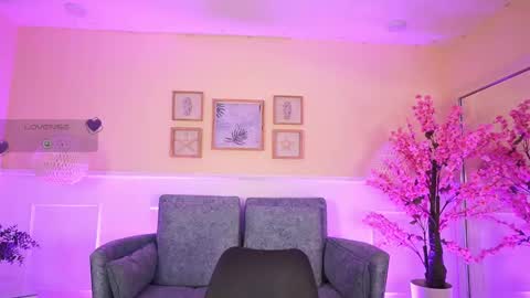violetjonesx online show from May 14, 11:39 am