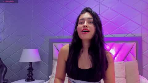 Snapshot of violetrousse chatting on November 25, 2:39 pm Violet Rousse online show from November 25, 2:39 pm