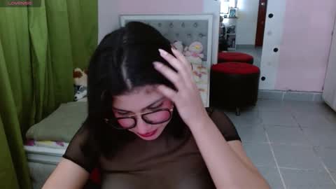 Snapshot of violett_11 chatting on December 2, 8:59 pm violett_11 online show from December 2, 8:59 pm