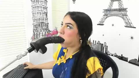 Snapshot of violett_collinss chatting on June 6, 1:32 am violett_collinss online show from June 6, 1:32 am