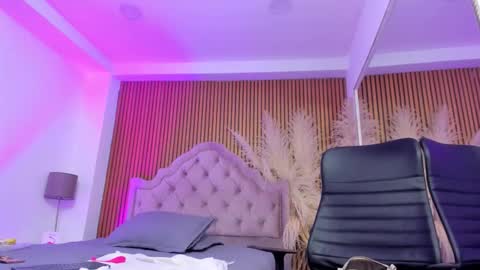 Snapshot of violett_hott_ chatting on March 4, 12:22 pm violett_hott_ online show from March 4, 12:22 pm