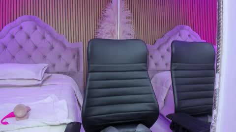 Snapshot of violett_hott_ chatting on March 9, 12:31 pm violett_hott_ online show from March 9, 12:31 pm