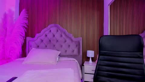 Snapshot of violett_hott_ chatting on March 13, 12:56 pm violett_hott_ online show from March 13, 12:56 pm