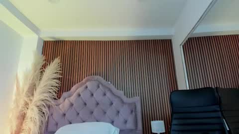 Snapshot of violett_hott_ chatting on March 23, 12:42 pm violett_hott_ online show from March 23, 12:42 pm