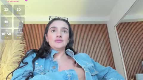 Snapshot of violett_hott_ chatting on March 26, 2:33 pm violett_hott_ online show from March 26, 2:33 pm