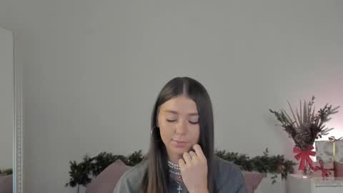 violetta_finch online show from December 13, 8:20 am