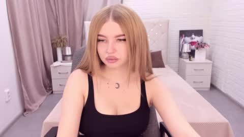 ViolettaOtis online show from December 12, 11:40 am