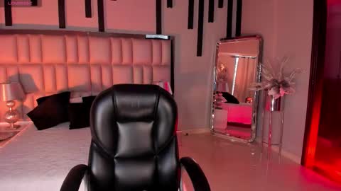 Violett  online show from November 6, 6:20 pm