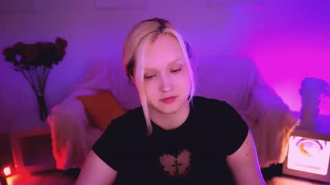 Snapshot of violettwoods chatting on June 23, 8:12 am Violett online show from June 23, 8:12 am