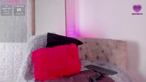 Snapshot of violetwinters_ chatting on July 16, 3:34 am violetwinters_ online show from July 16, 3:34 am