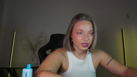 Snapshot of viollasinzz chatting on October 14, 3:40 am Violla online show from October 14, 3:40 am