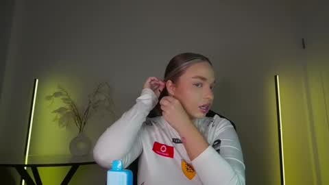 Snapshot of viollasinzz chatting on October 17, 7:44 am Violla online show from October 17, 7:44 am