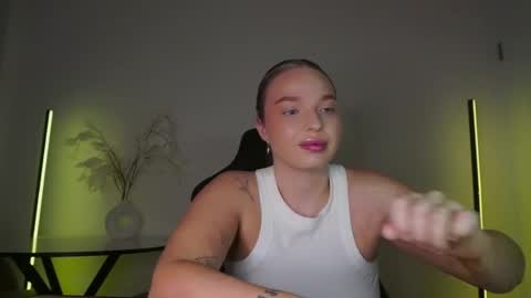 Snapshot of viollasinzz chatting on October 19, 7:31 am Violla online show from October 19, 7:31 am