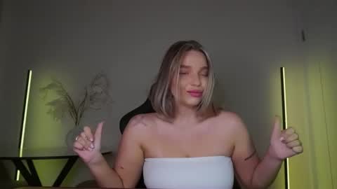 Snapshot of viollasinzz chatting on October 26, 9:26 am Violla online show from October 26, 9:26 am