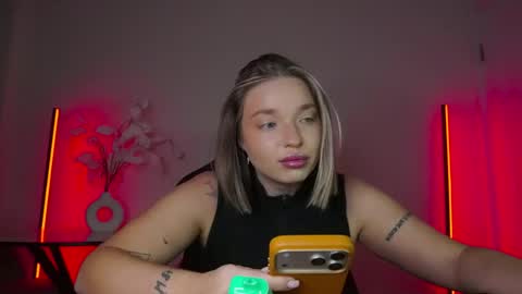 Snapshot of viollasinzz chatting on October 28, 10:19 am Violla online show from October 28, 10:19 am