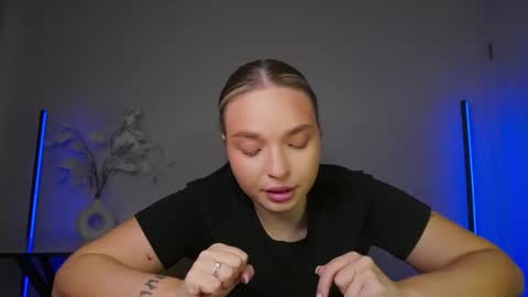 Snapshot of viollasinzz chatting on November 4, 12:48 pm Violla online show from November 4, 12:48 pm