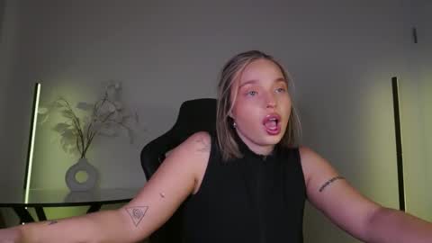 Snapshot of viollasinzz chatting on November 6, 9:32 am Violla online show from November 6, 9:32 am