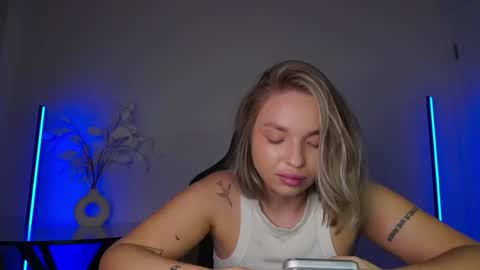 Snapshot of viollasinzz chatting on November 9, 11:19 am Violla online show from November 9, 11:19 am