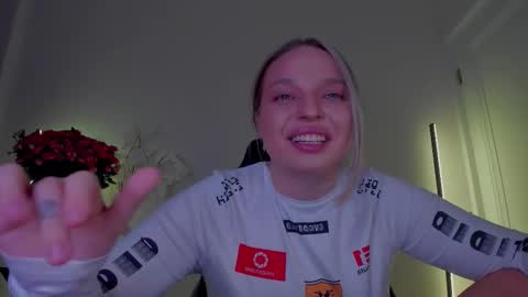 Snapshot of viollasinzz chatting on November 18, 4:39 am Violla online show from November 18, 4:39 am