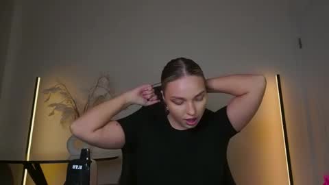 Snapshot of viollasinzz chatting on November 25, 5:40 am Violla online show from November 25, 5:40 am