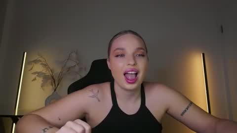 Snapshot of viollasinzz chatting on November 26, 6:14 am Violla online show from November 26, 6:14 am