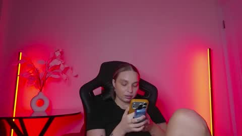 Snapshot of viollasinzz chatting on December 14, 1:49 pm Violla online show from December 14, 1:49 pm