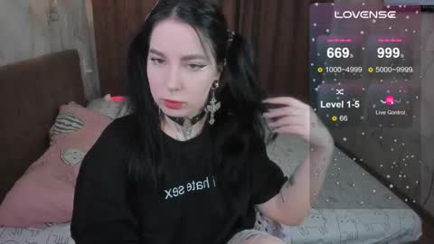 Snapshot of vivi__squirrel chatting on February 12, 6:51 am Vivi online show from February 12, 6:51 am