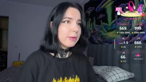 Snapshot of vivi__squirrel chatting on October 8, 7:17 am Vivi online show from October 8, 7:17 am