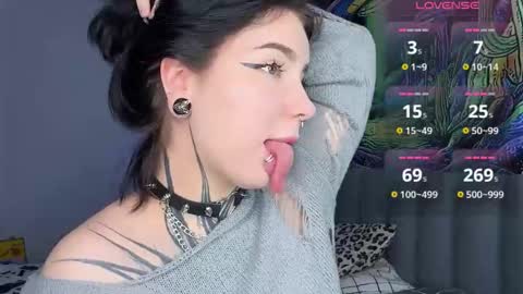 Snapshot of vivi__squirrel chatting on November 20, 7:57 pm Vivi online show from November 20, 7:57 pm