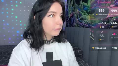 Snapshot of vivi__squirrel chatting on December 15, 9:30 pm Vivi online show from December 15, 9:30 pm