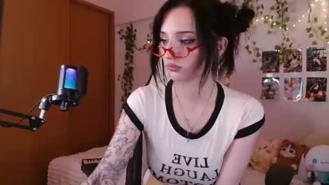 Snapshot of vivian_qwerty chatting on July 9, 6:17 am vivian_qwerty online show from July 9, 6:17 am