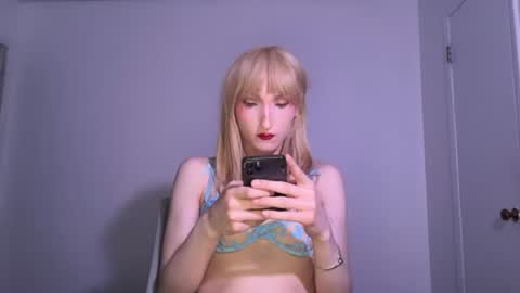 Snapshot of vivianlayxxx chatting on June 17, 12:46 am vivian layy online show from June 17, 12:46 am