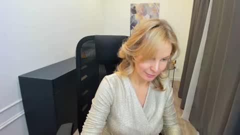 Snapshot of vivianlirei chatting on March 14, 4:29 am Sinti online show from March 14, 4:29 am