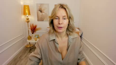 Snapshot of vivianlirei chatting on March 28, 4:34 am Sinti online show from March 28, 4:34 am