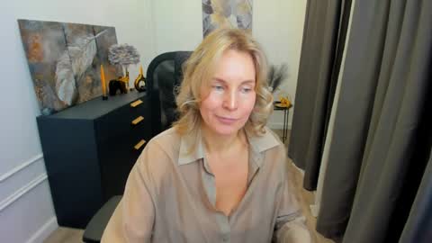 Snapshot of vivianlirei chatting on April 13, 4:51 am Sinti online show from April 13, 4:51 am