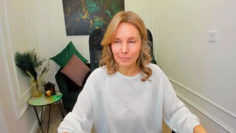 Snapshot of vivianlirei chatting on April 16, 5:08 am Sinti online show from April 16, 5:08 am