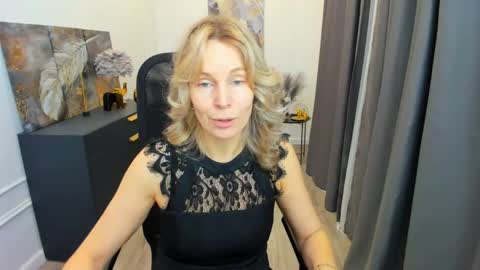 Snapshot of vivianlirei chatting on April 24, 4:37 am Sinti online show from April 24, 4:37 am