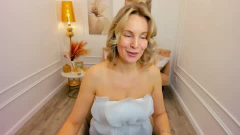 Snapshot of vivianlirei chatting on April 28, 4:39 am Sinti online show from April 28, 4:39 am