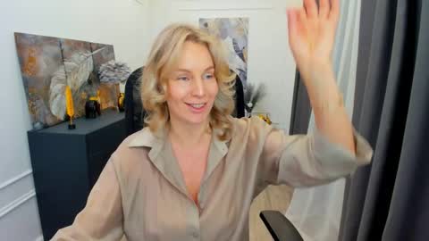 Snapshot of vivianlirei chatting on May 7, 4:40 am Sinti online show from May 7, 4:40 am