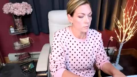 VivianLuxe online show from November 1, 9:28 pm