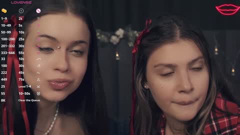 Nelly and Mari online show from December 25, 1:30 pm