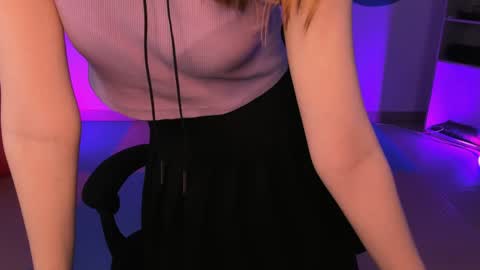 Snapshot of vivienleeigh chatting on December 3, 4:17 pm Vivien online show from December 3, 4:17 pm