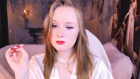 Snapshot of vivienleeigh chatting on April 4, 5:27 am Vivien online show from April 4, 5:27 am