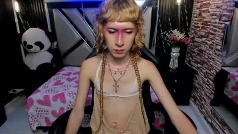 Snapshot of vivienne_hadid chatting on June 9, 8:31 pm vivienne hadid online show from June 9, 8:31 pm