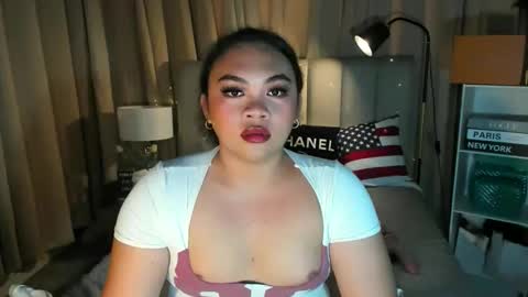 Snapshot of vivienne_monroe chatting on June 11, 2:53 am vivienne_monroe online show from June 11, 2:53 am