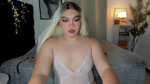 Snapshot of vivienne_monroe chatting on July 24, 3:15 am vivienne_monroe online show from July 24, 3:15 am